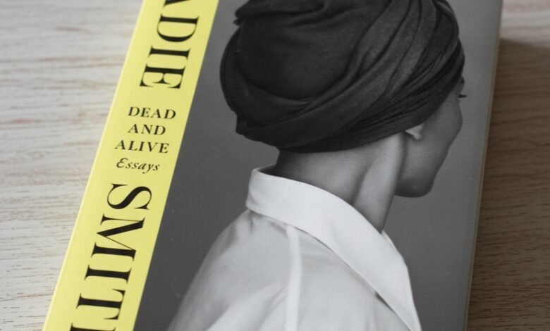 كتاب Dead and Alive للكاتبة البريطانية الشهيرة زيدي سميث